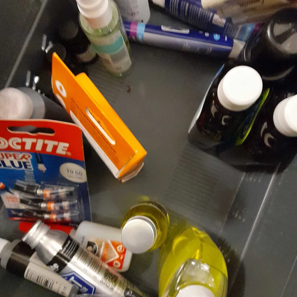 LOT OF APPROX 12 ASSORTED HOUSEHOLD ITEMS TO INCLUDE CROWN  MATT PAINT - MELLOW SAGE, FUSION MINERAL PAINT - MIDNIGHT BLUE, PVA GLUE, ETC