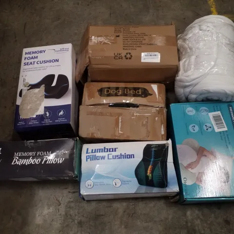 PALLET CONTAINING ASSORTED PILLOWS & CUSHIONS