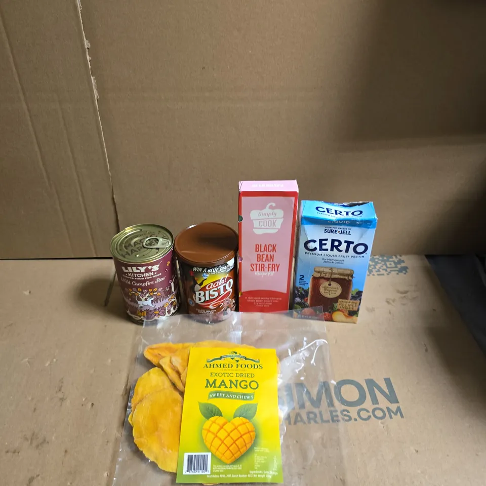 APPROXIMATELY 15 ASSORTED FOOD AND DRINK ITEMS TO INCLUDE - EXOTIC DRIED MANGO, BISTO GRAVY GRANULES AND SIMPLY COOK BLACK BEAN STIR FRY