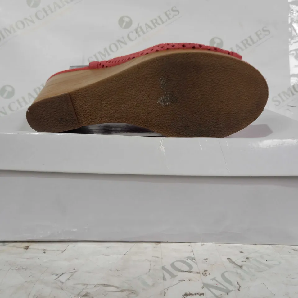 BOXED PAIR OF STEVE MADDEN SUEDE PERFORATED WEDGE HEEL SANDALS IN CORAL EU SIZE 38