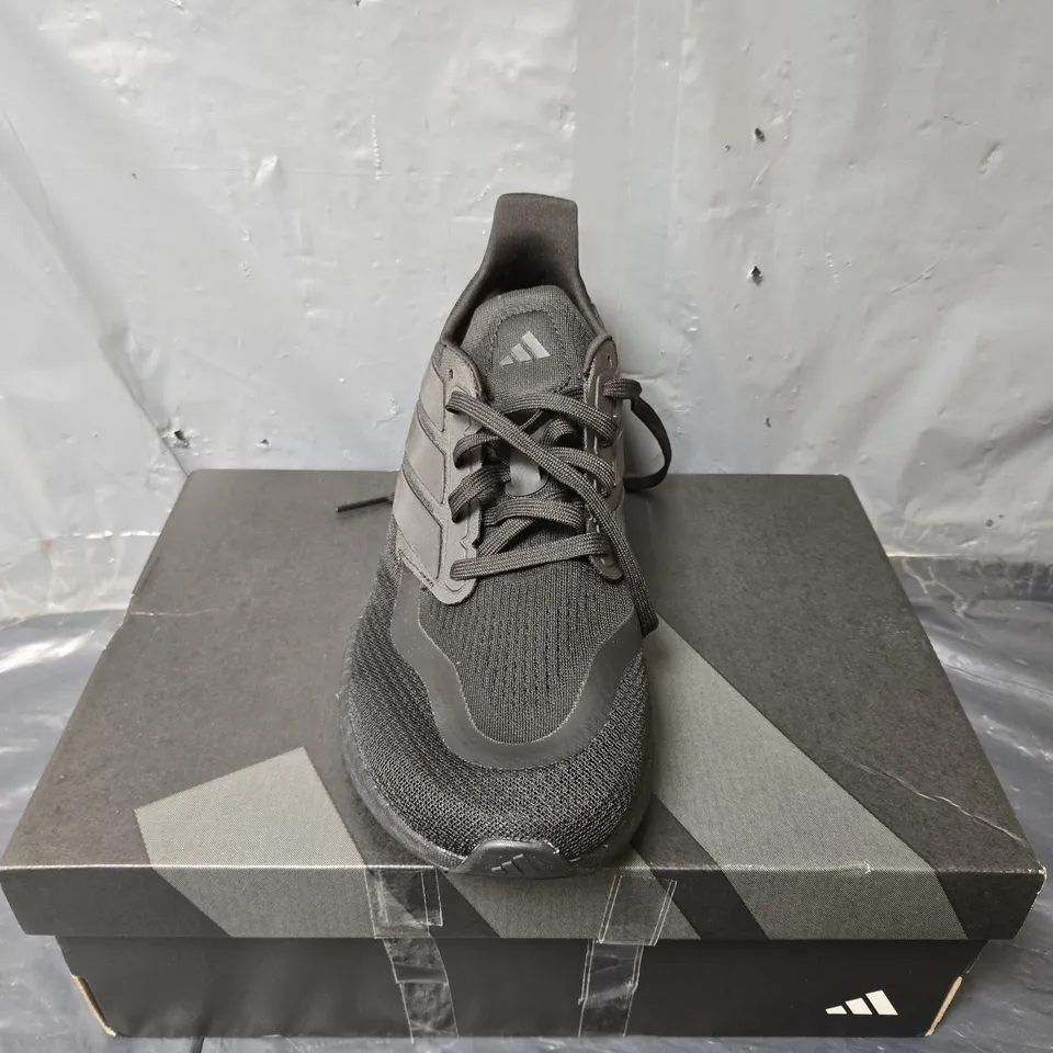 BOXED PAIR OF ADIDAS PUREBOOST 5 TRAINERS IN BLACK - UK 9