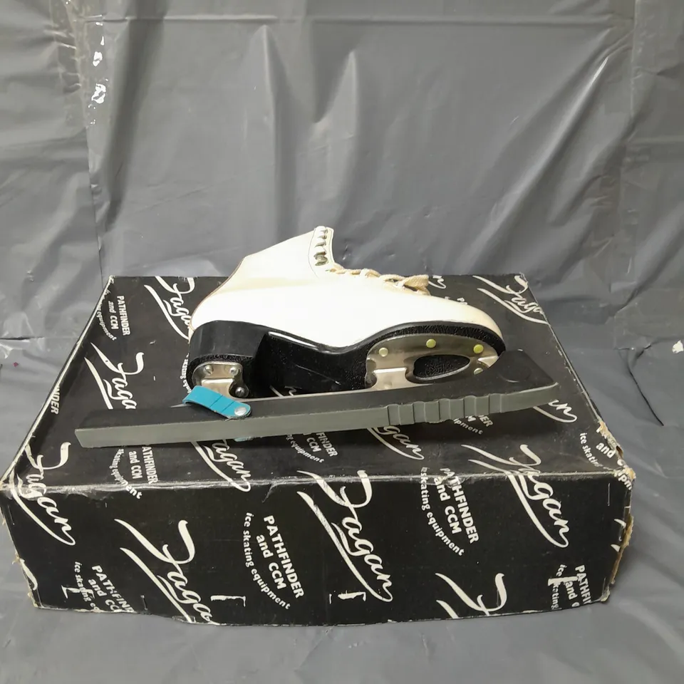 PATHFINDER AND CCM ICE SKATES WHITE SIZE 24