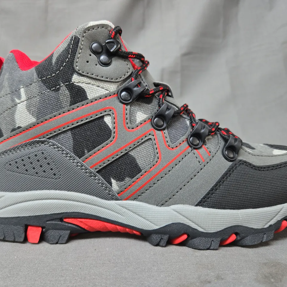 BOXED PAIR OF MOUNTAIN WAREHOUSE OSCAR 2 KID'S WALKING BOOTS IN URBAN CAMO/RED UK SIZE 3