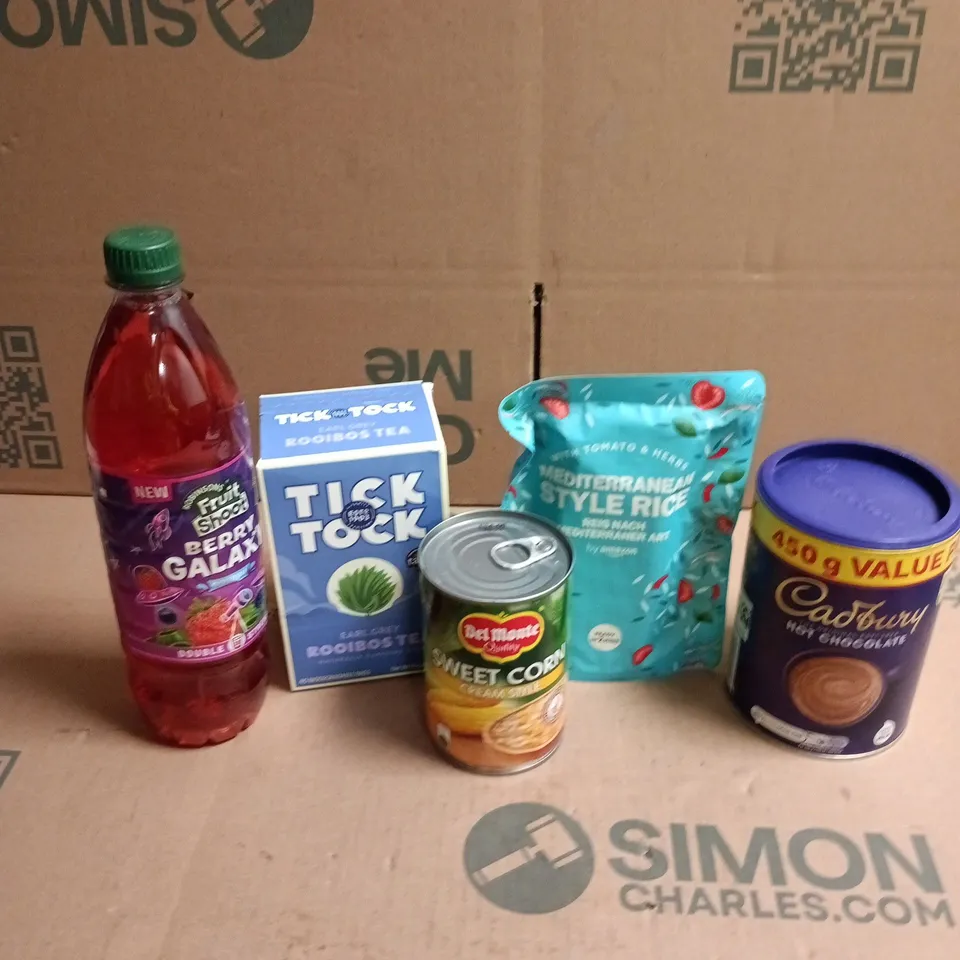 APPROXIMATELY 15 ASSORTED FOOD AND DRINK ITEMS TO INCLUDE - CADBURY HOT CHOCOLATE, ROBINSONS FRUIT SHOOT BERRY GALAXY AND DEL MONTE SWEETCORN