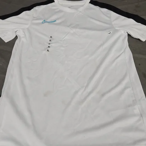 NIKE LOGO T-SHIRT, WHITE/BLACK/BLUE - UK SIZE XL