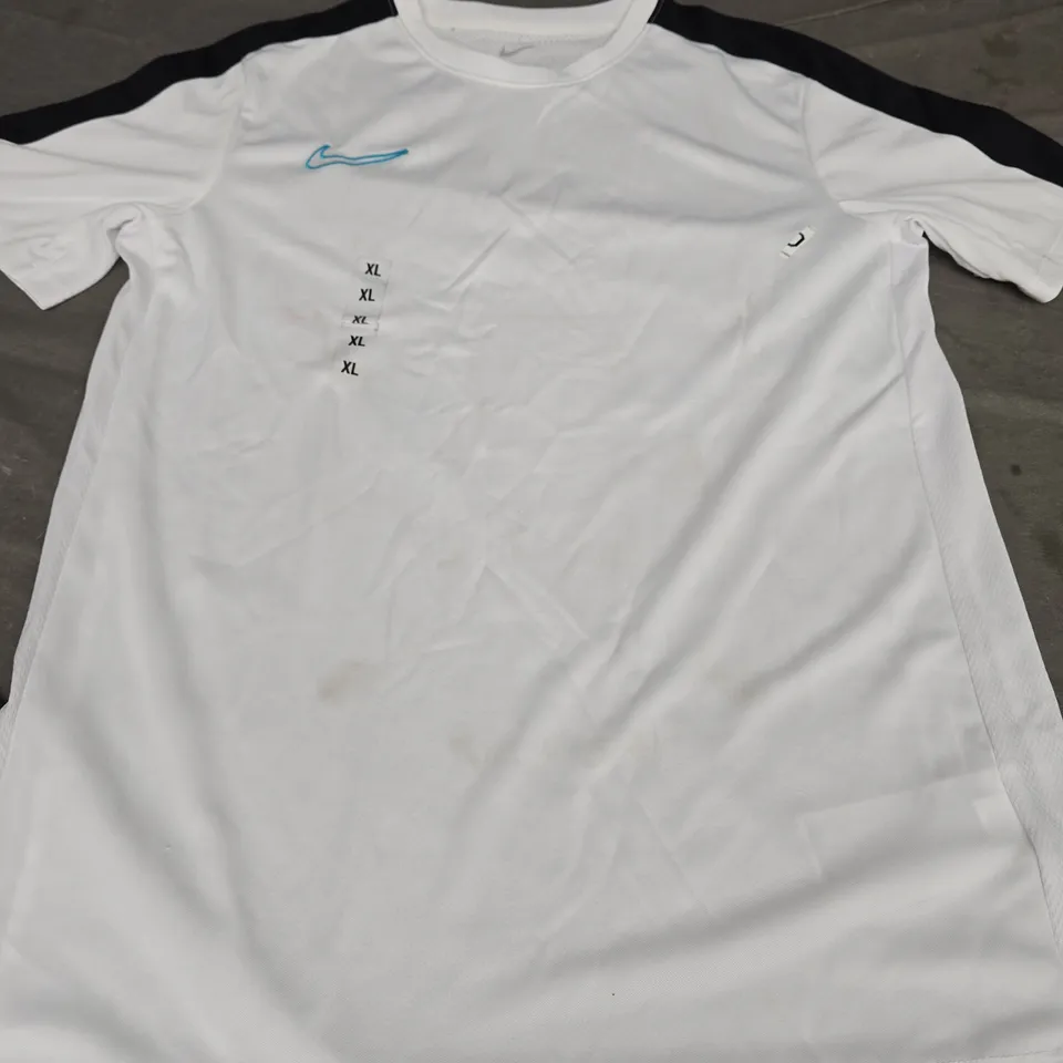 NIKE LOGO T-SHIRT, WHITE/BLACK/BLUE - UK SIZE XL