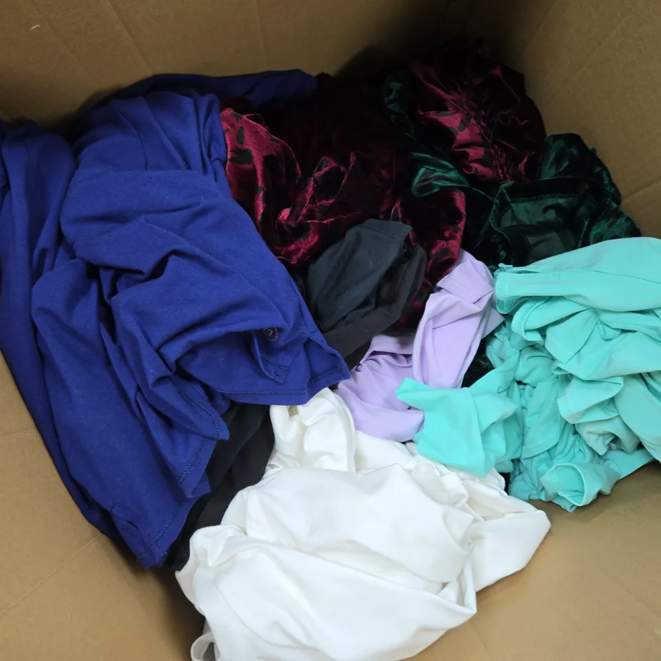 APPROXIMTALEY 15 ASSORTED CLOTHING ITEMS IN VARIOUS SIZES, STYLES & COLOURS TO INCLUDE BRANDS SUCH AS FINERY, DANNI MINOGUE, CAROLE HOCHMANN, ETC - COLLECTION ONLY