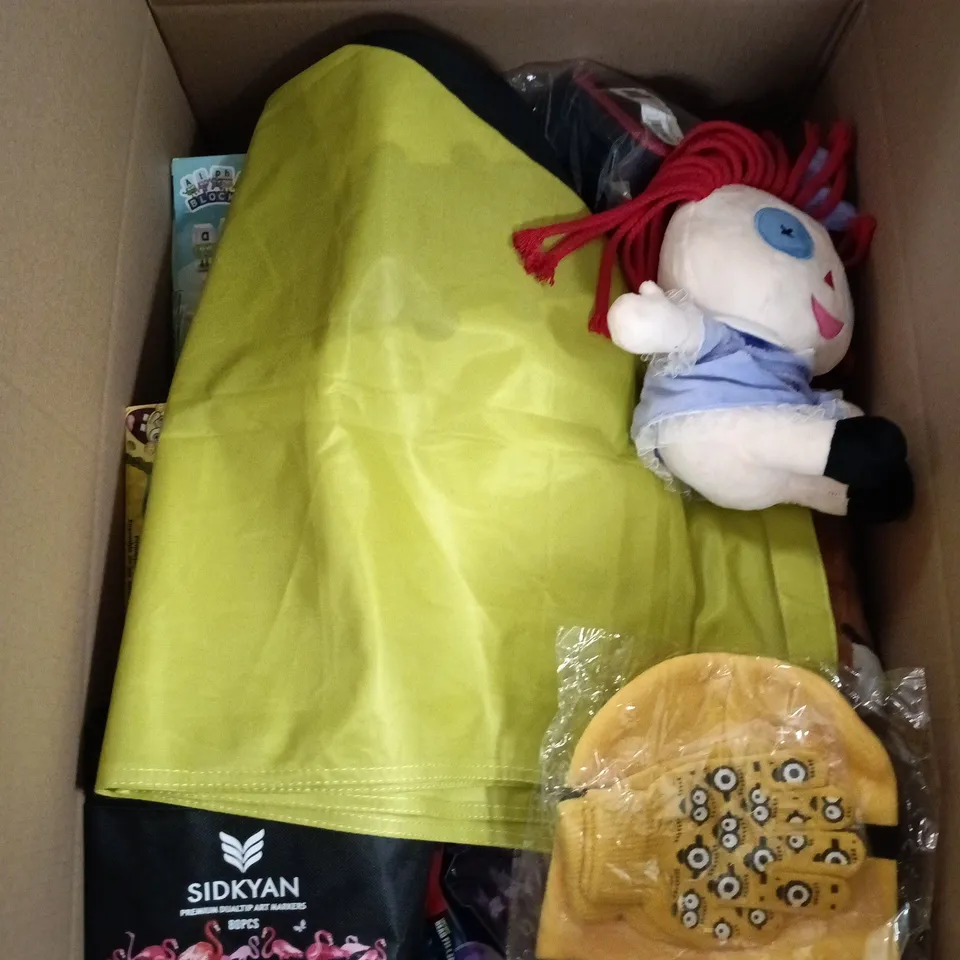 BOX OF APPROXIMATELY 25 ASSORTED TOYS INCLUDING SPIDERMAN PENCIL CASE, SPONGEBOB SQUAREPANTS PINEAPPLE LOUNGE PLAYSET AND SIDKYAN ART MARKERS