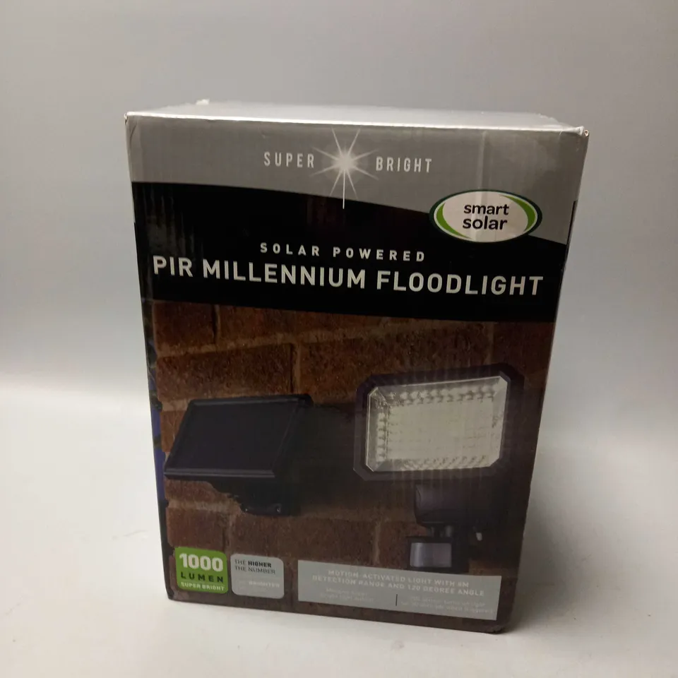 BOXED SUPER BRIGHT SMART SOLAR HIGH LUMEN PIR SECURITY LIGHT