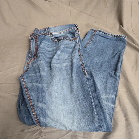 TRUE RELIGION JEANS IN WASHED BLUE SIZE 40