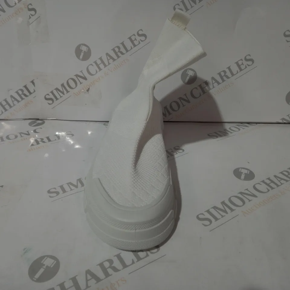 BOXED PAIR OF DESIGNER SHOES IN WHITE EU SIZE 37