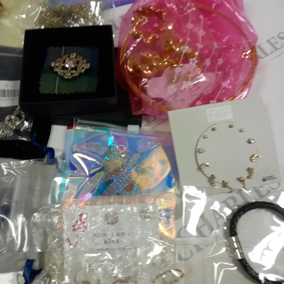 LOT OF ASSORTED JEWELLERY AND WATCH ITEMS TO INCLUDE RAGBAG, LAURA PEARL AND F&F