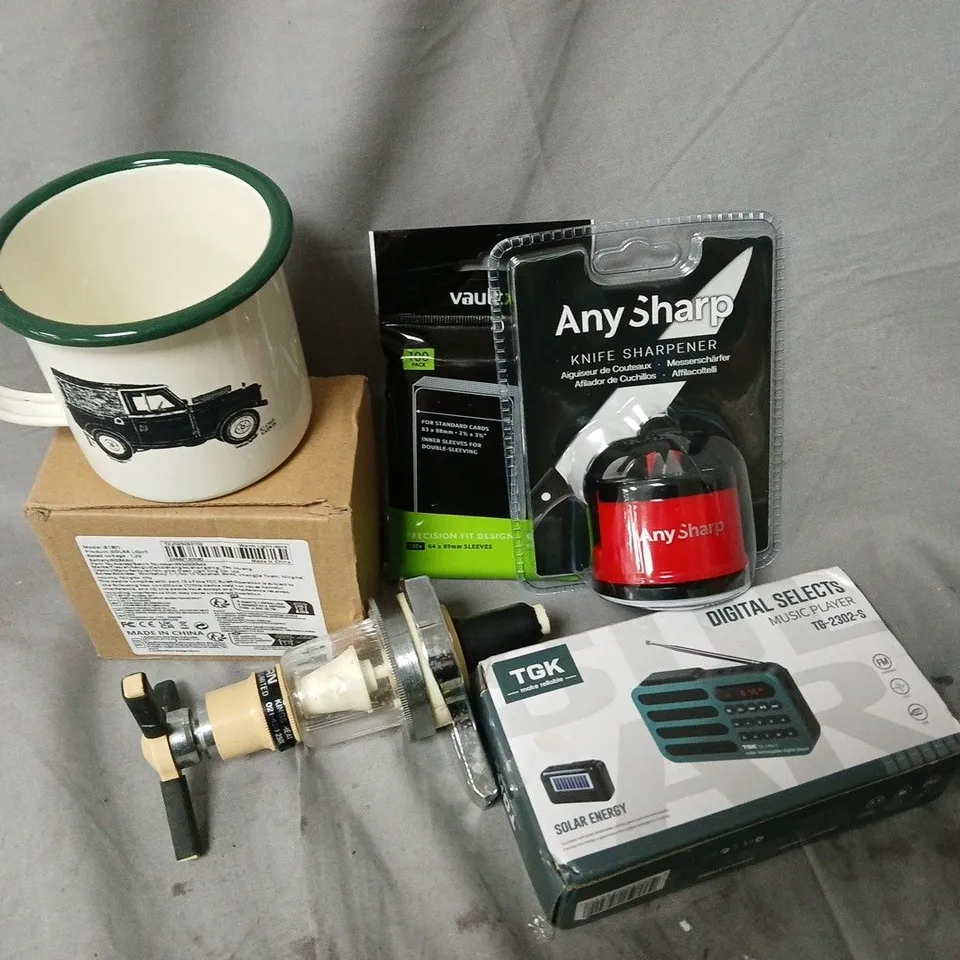 APPROXIMATELY 12 ASSORTED HOUSEHOLD ITEMS TO INCLUDE MUSIC PLAYER, 8CM MUG, ANY SHARP KNIFE SHARPENER, ETC