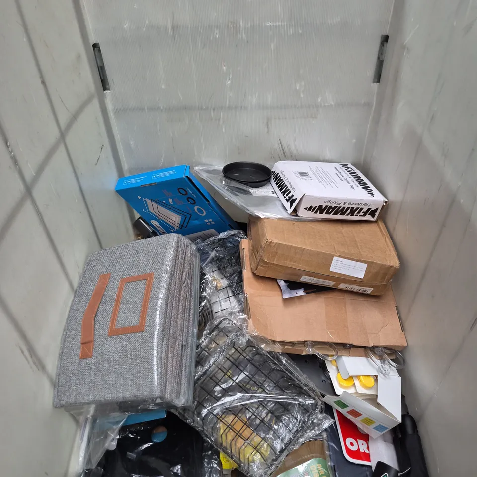 CAGE OF  ASSORTED HOUSEHOLD  ITEMS – STORAGE, DECOR AND SMALL FITTINGS IN TUB