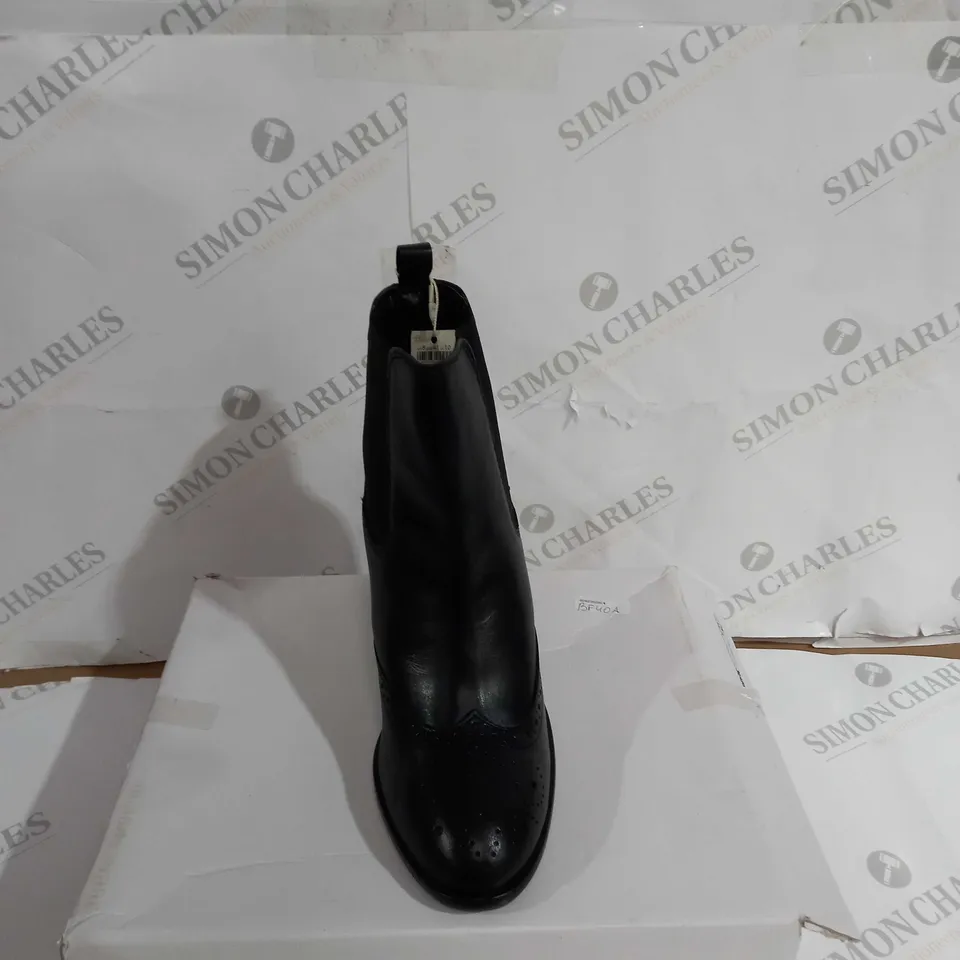BOXED PAIR OF CLASSIC BROGUE BOOT BLACK SIZE 41