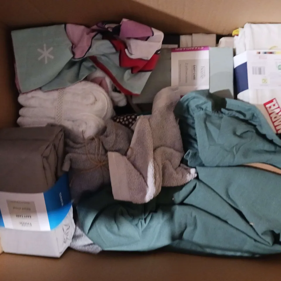 BOX OF APPROXIMATELY 15 ASSORTED BEDDING AND SOFT FURNISHING ITEMS TO INCLUDE - DUVET SETS, FITTED SHEETS, AND PILLOWCASES ETC. 
