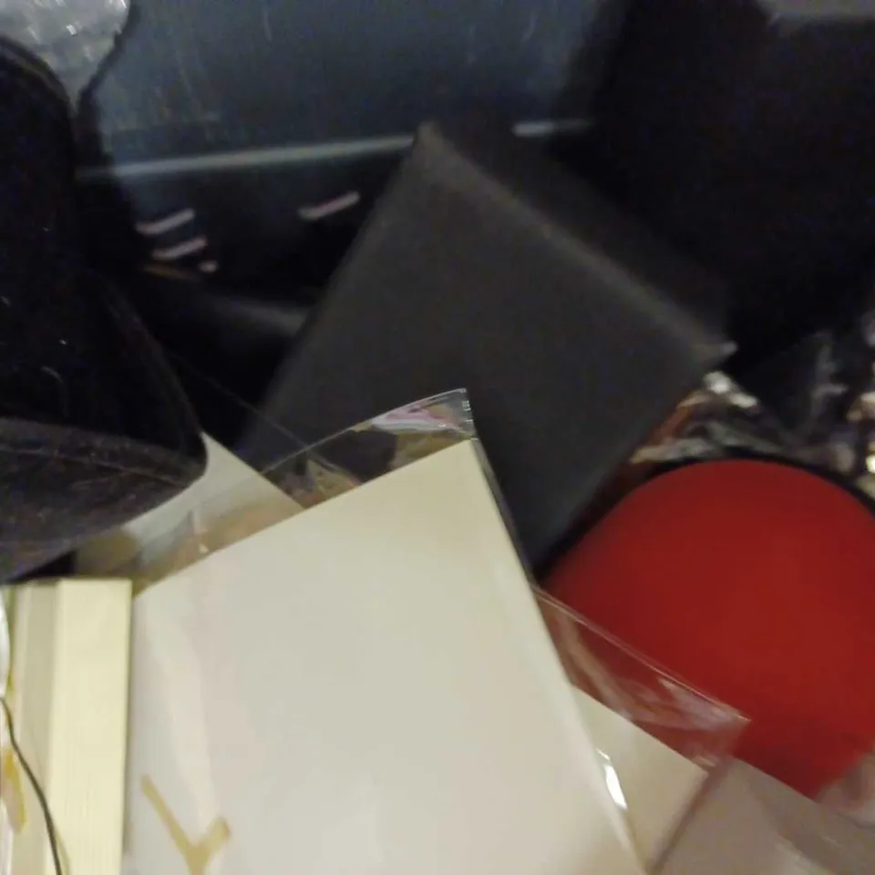 LOT OF APPROX 20 ASSORTED JEWELLERY ITEMS TO INCLUDE NECKLACES, EARRINGS, SUNGLASSES, ETC 