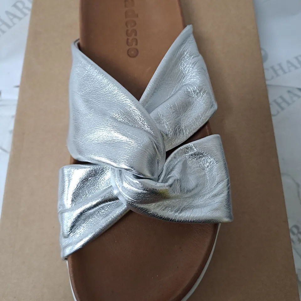 BOXED ADESSO SANDLES IN SILVER  SIZE 6