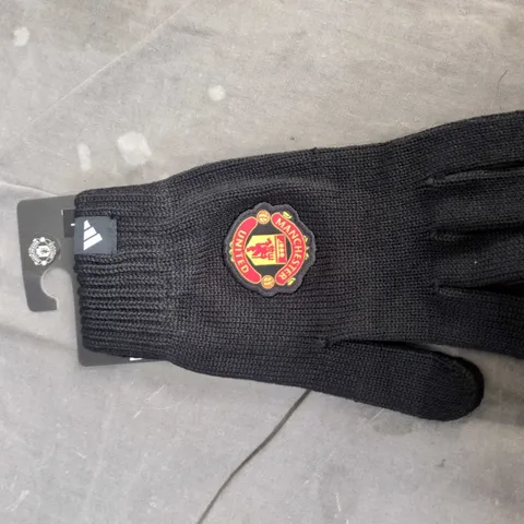 BOX OF APPROXIMATELY 20 ASSORTED CLOTHING ITEMS TO INCLUDE: MANCHESTER UNITED GLOVES AND FAUX LEATHER GLOVES