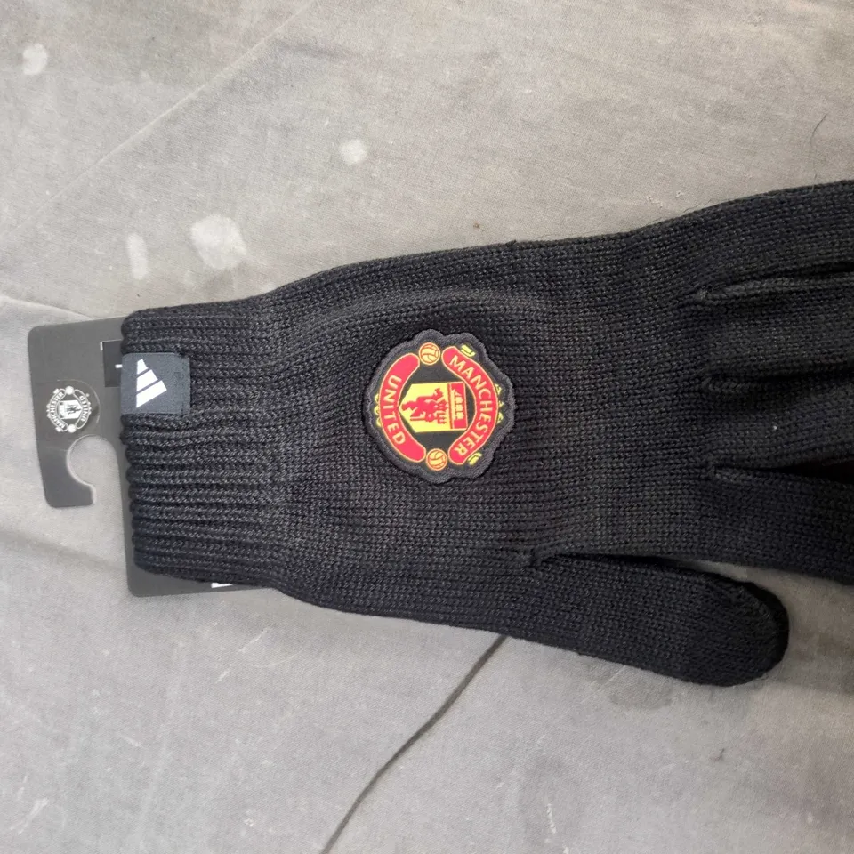 BOX OF APPROXIMATELY 20 ASSORTED CLOTHING ITEMS TO INCLUDE: MANCHESTER UNITED GLOVES AND FAUX LEATHER GLOVES