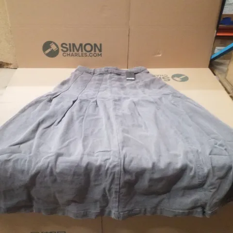 BOX CONTAINING APPROXIMATELY 10 BRAND NEW SIMPLY BE GREY KILT SKIRTS - SIZE 14