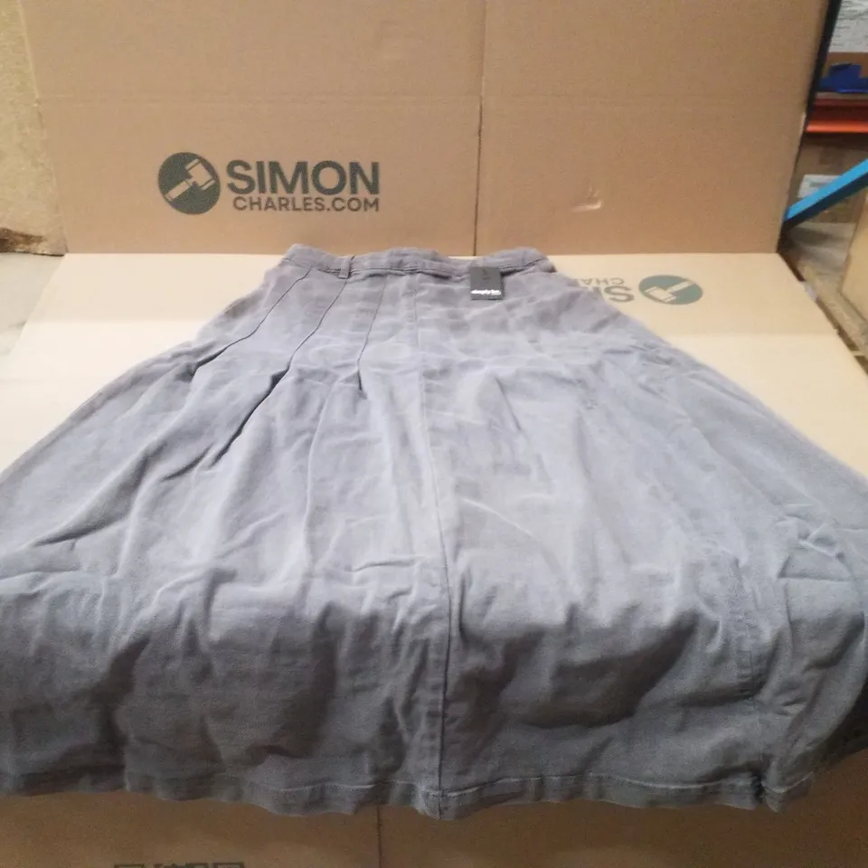 BOX CONTAINING APPROXIMATELY 10 BRAND NEW SIMPLY BE GREY KILT SKIRTS - SIZE 14