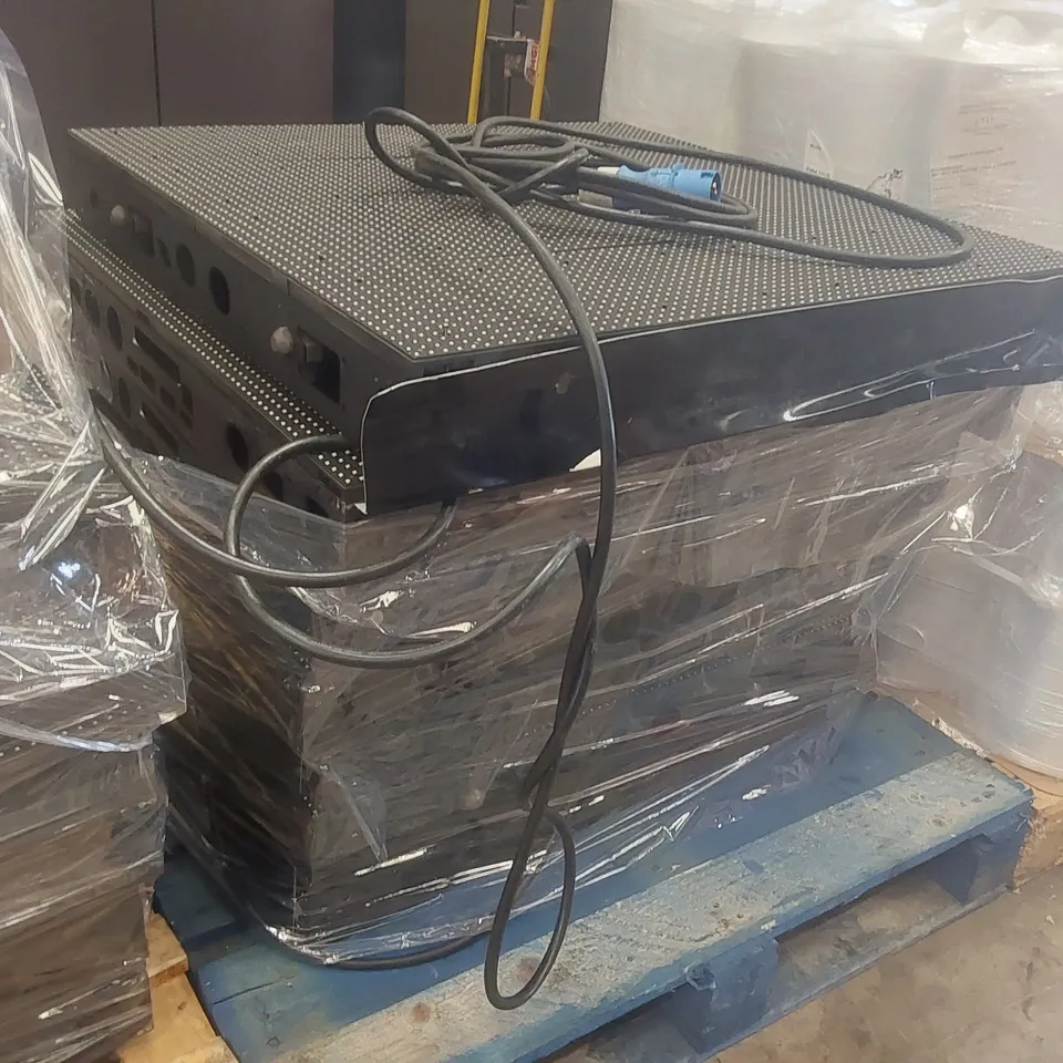 PALLET CONTAINING APPROXIMATELY 7x LED LIGHT PANELS