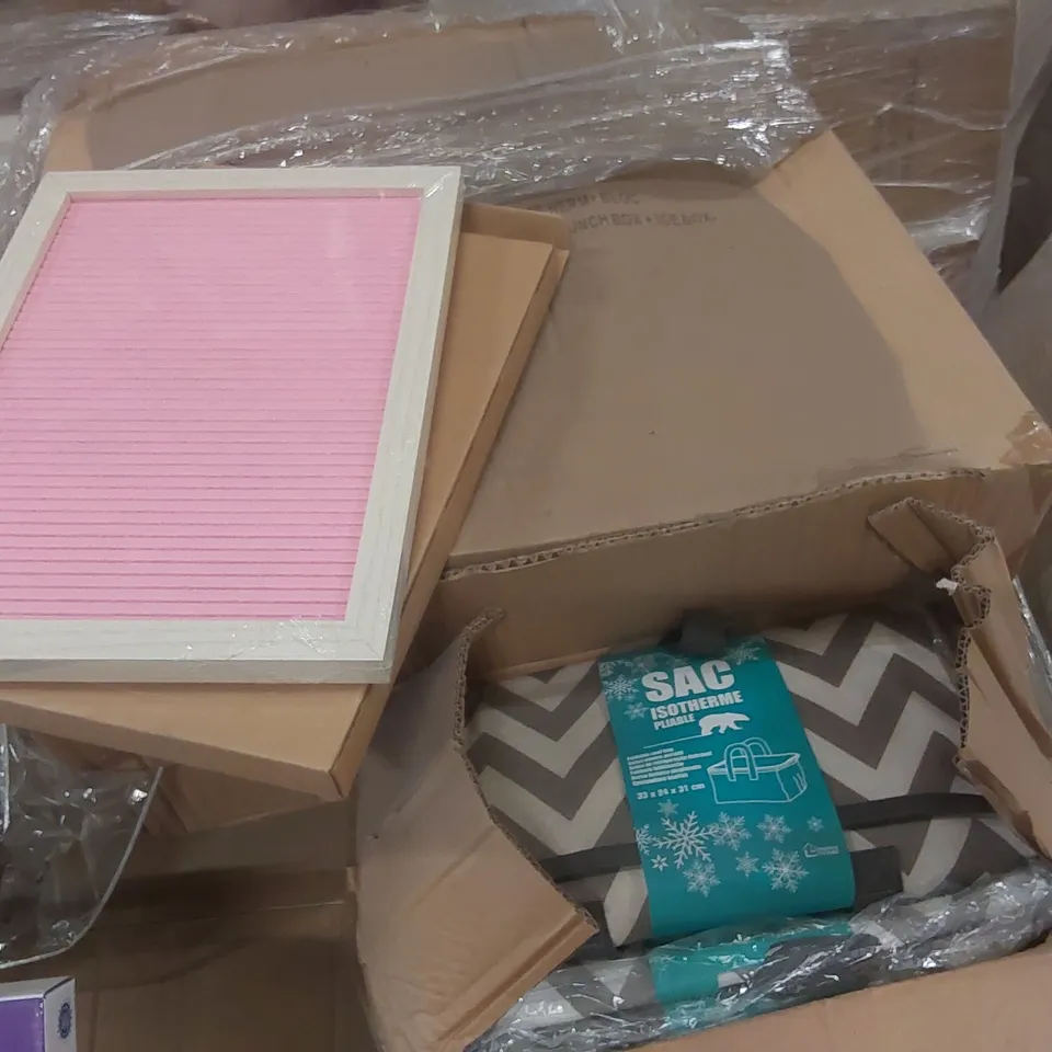 PALLET TO CONTAINING A VERY LARGE QUANTITY OF ASSORTED ITEMS INCLUDING: FOLDABLE COOL BAGS, CRAFT JARS, LED ANGELS AND UNICORNS ECT