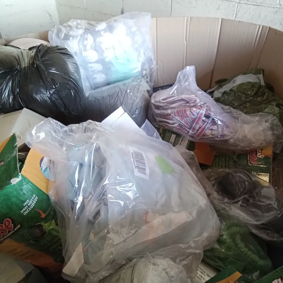 PALLET OF ASSORTED ITEMS INCLUDING INFINITE DONUT PILLOW, PERFECT FILL STRIPPED PILLOW, GEL INFUSED WHEELCHAIR SEAT CUSHION, ELVIROS MEMORY FOAM CERVICAL PILLOW, FEAGAR MEMORY FOAM CERVICAL PILLOW