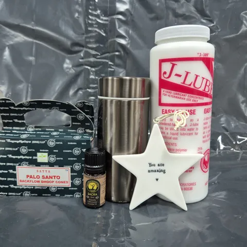 APPROXIMATELY 10 ASSORTED HOUSEHOLD ITEMS TO INCLUDE NUTMEG 200ML STAINLESS STEEL FLASK, YOU ARE AMAZING PORCELAIN STAR, ETC