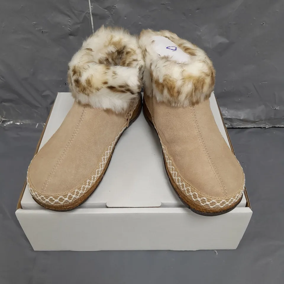 BOXED PAIR OF EARTH ORIGINALS EMMALYN BOOTIES IN BEIGE SIZE 6