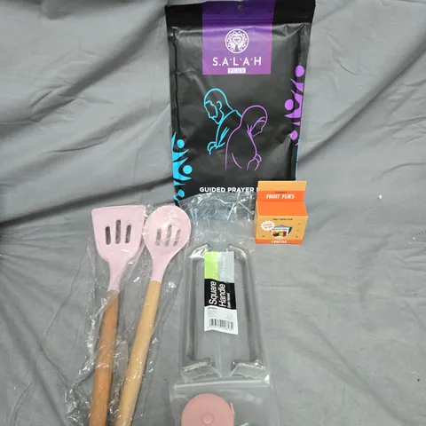 APPROXIMATELY 15 ASSORTED HOUSEHOLD ITEMS TO INCLUDE SALAH PLUS PRAYER MAT, FRUIT FLY TRAPS AND SQUARE DOOR HANDLES