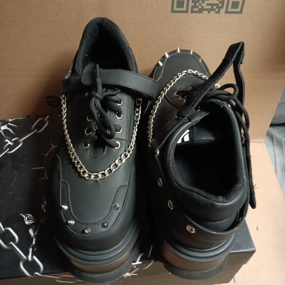 BOXED KOI ALLSANDER MENS PLATFORM TRAINERS IN BLACK - UK 9