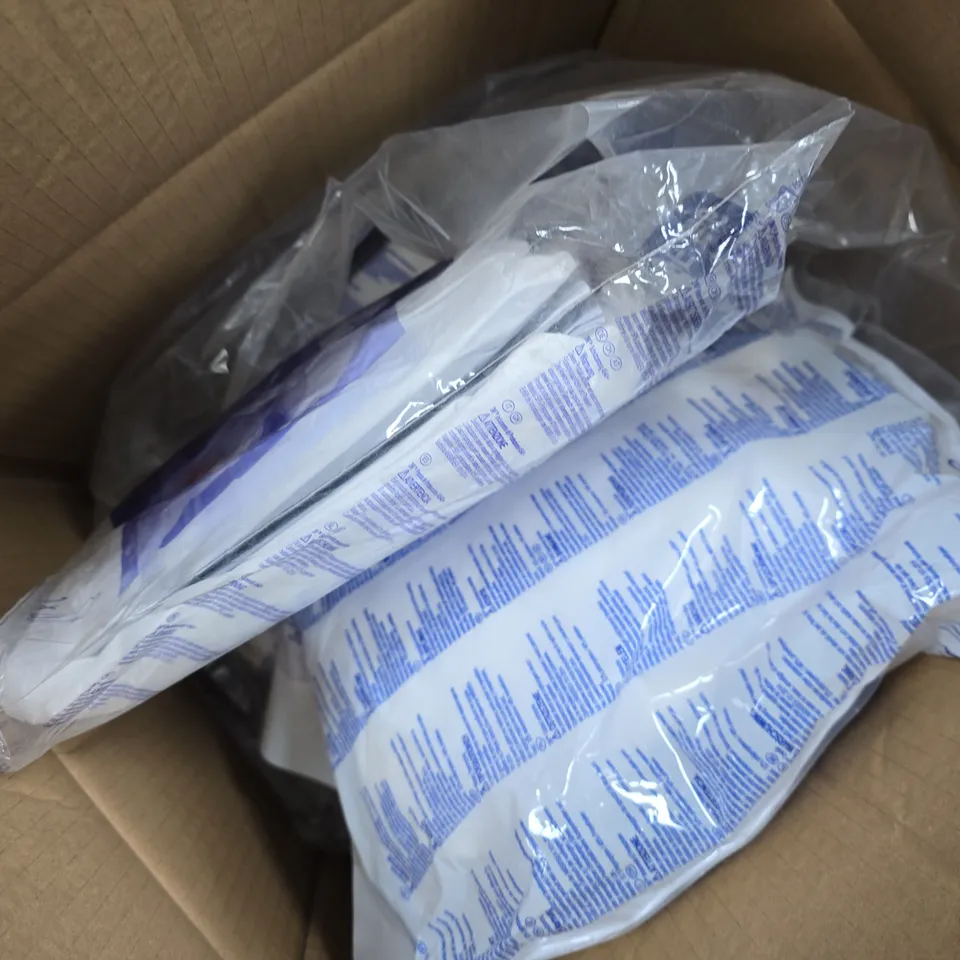 APPROXIMATELY 18 ASSORTED 3M COVERALLS IN WHITE IN VARIOUS SIZES