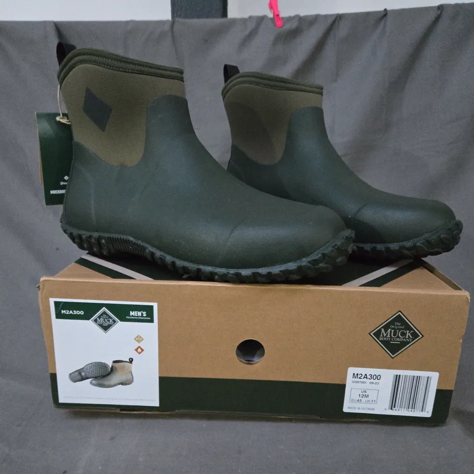 BOXED PAIR OF MUCK MEN'S ANKLE BOOTS IN GREEN UK SIZE 11