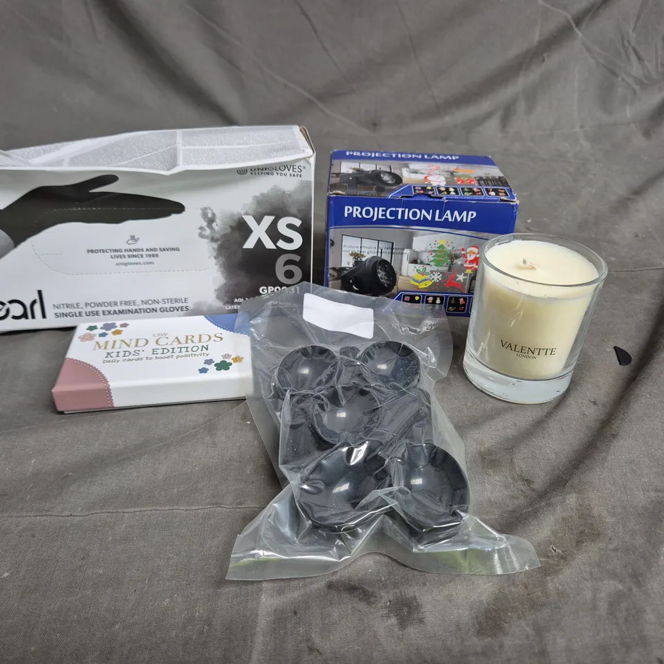 APPROXIMATELY 15 ASSORTED HOUSEHOLD ITEMS TO INCLUDE PEARL BLACK GLOVES, FESTIVE PROJECTION LAMP AND MEASURING SPOONS