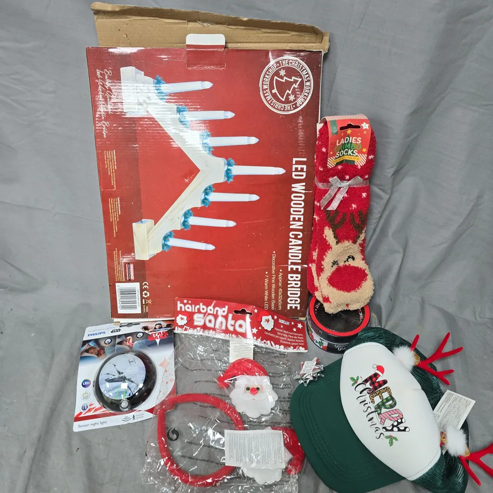 APPROXIMATELY 15 ASSORTED ITEMS TO INCLUDE TO INCLUDE LED WOODEN CANDLE BRIDGE, PHILIPS STAR WARS SENSOR LIGHT, SANTA HAIRBAND, ETC - COLLECTION ONLY
