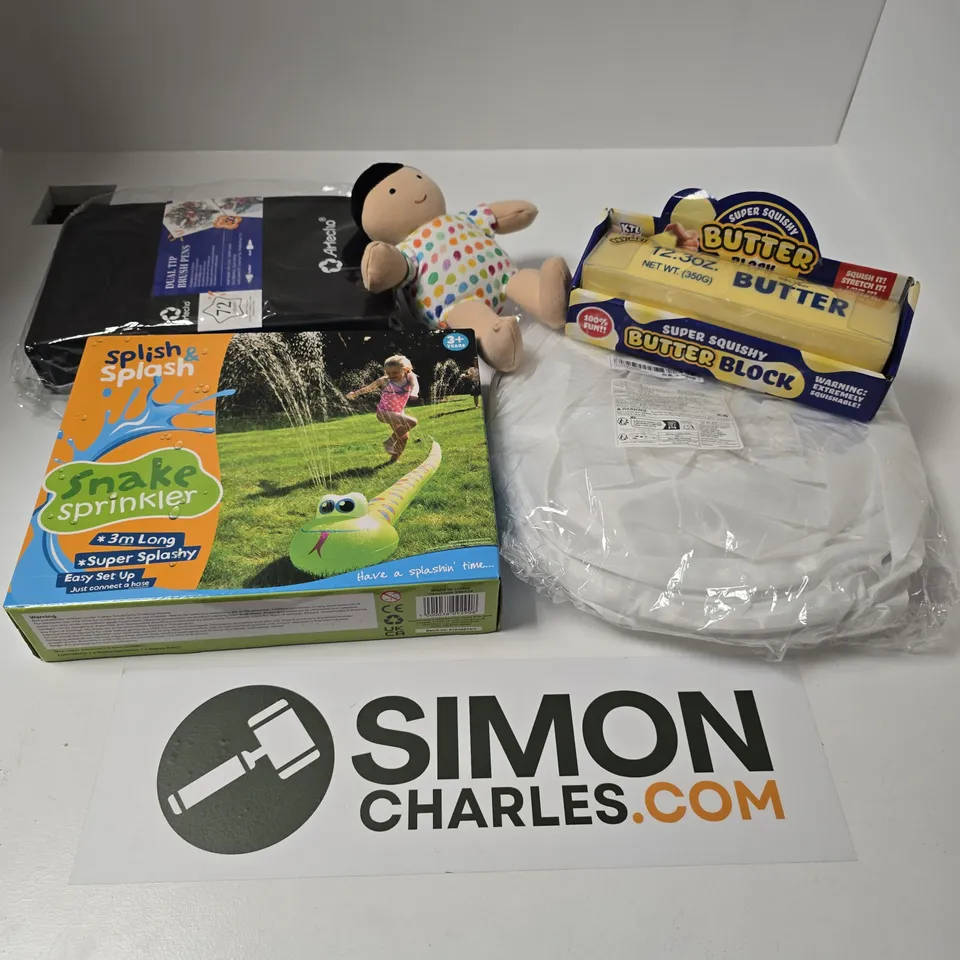 APPROXIMATELY 20 ASSORTED TOYS, GAMES, GIFTS AND NOVELTIES TO INCLUDE SPLISH SPLASH SNAKE SPRINKLER, SUPER SQUISHY BUTTER BLOCK, DUAL TIP BRUSH PENS, ETC - COLLECTION ONLY