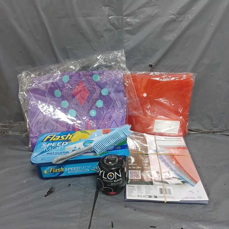 BOX OF APPROXIMATELY 10 ASSORTED ITEMS TO INCLUDE - FLASH SPEED MOP HEADS - DYLON BLAK DYE POD - BINDING COVERS - ETC