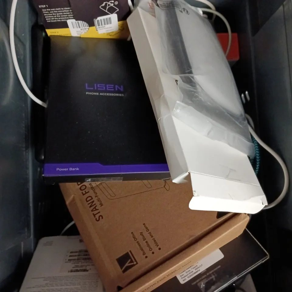 APPROXIMATELY 15 ASSORTED SMARTPHONE ACCESSORIES TO INCLUDE CHARGING CABLES, POWERBANKS, PHONE CASES ETC 