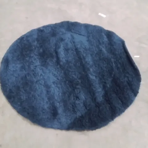 QUALITY DESIGNER AREA RUG - APPROXIMATELY 130X130CM