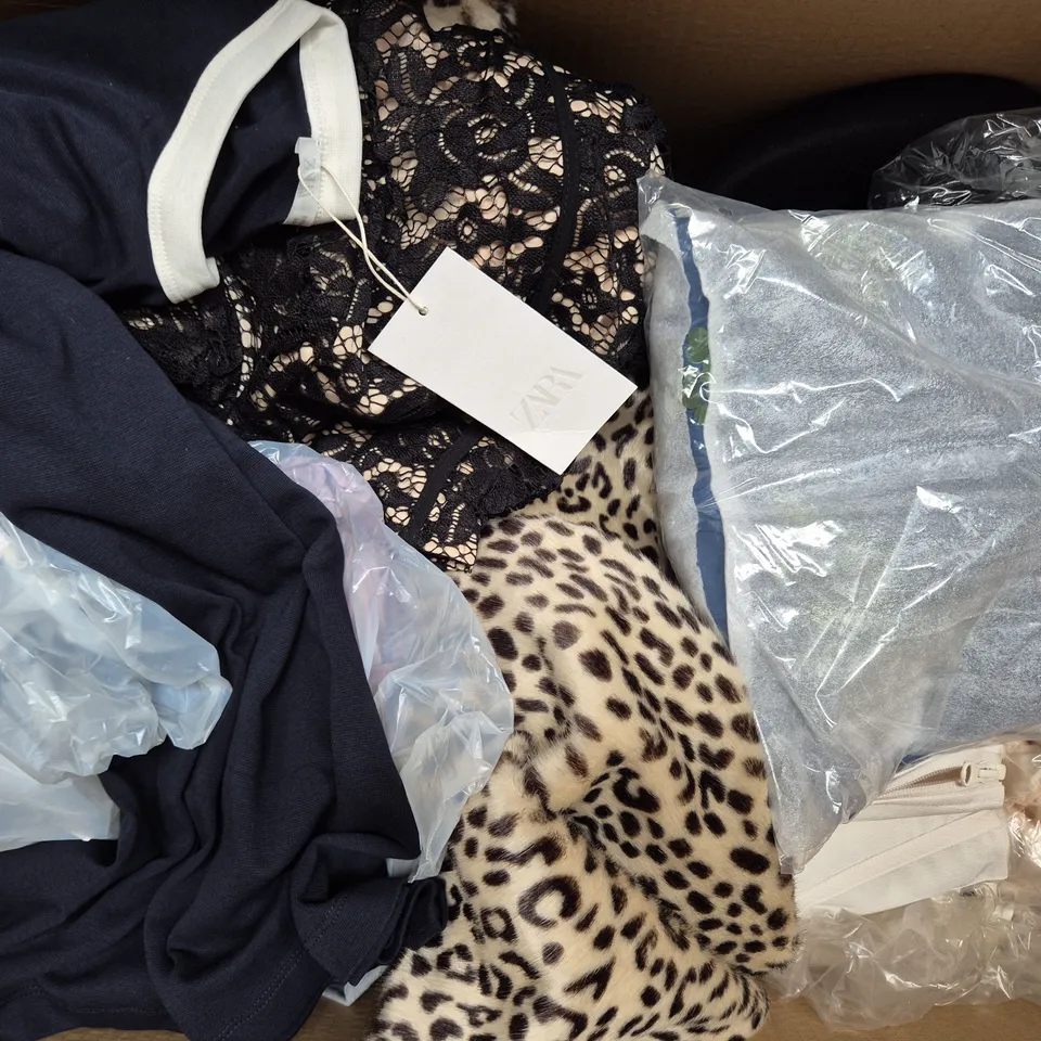 BOX OF APPROXIMATELY 20 ASSORTED CLOTHING AND FASHION ITEMS IN VARIOUS STYLES, SIZES, AND COLOURS - COLLECTION ONLY