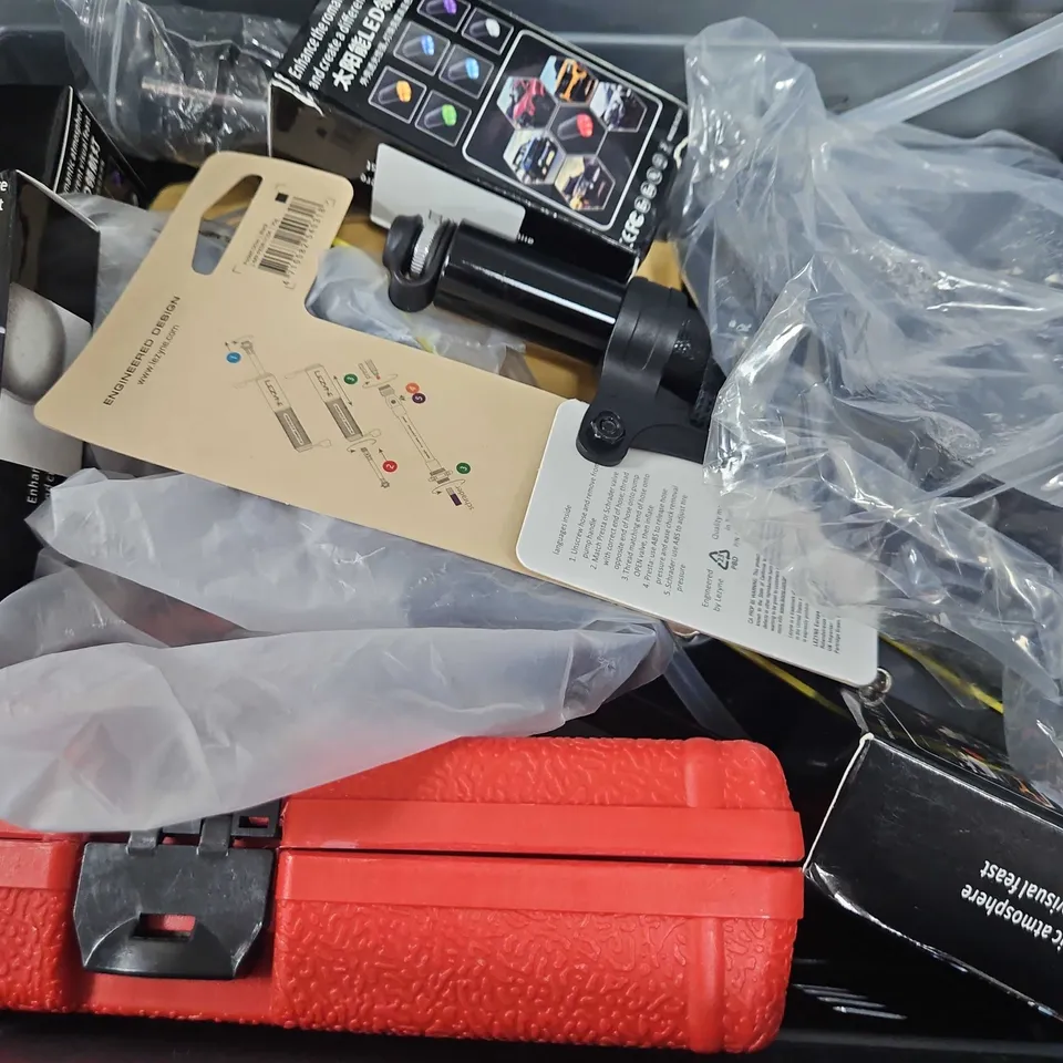 TOTE OF APPROXIMATELY 12 ASSORTED VEHICLE ITEMS TO INCLUDE - 2 PORT USB CAR CHARGER , METRIC SOCKET ETC