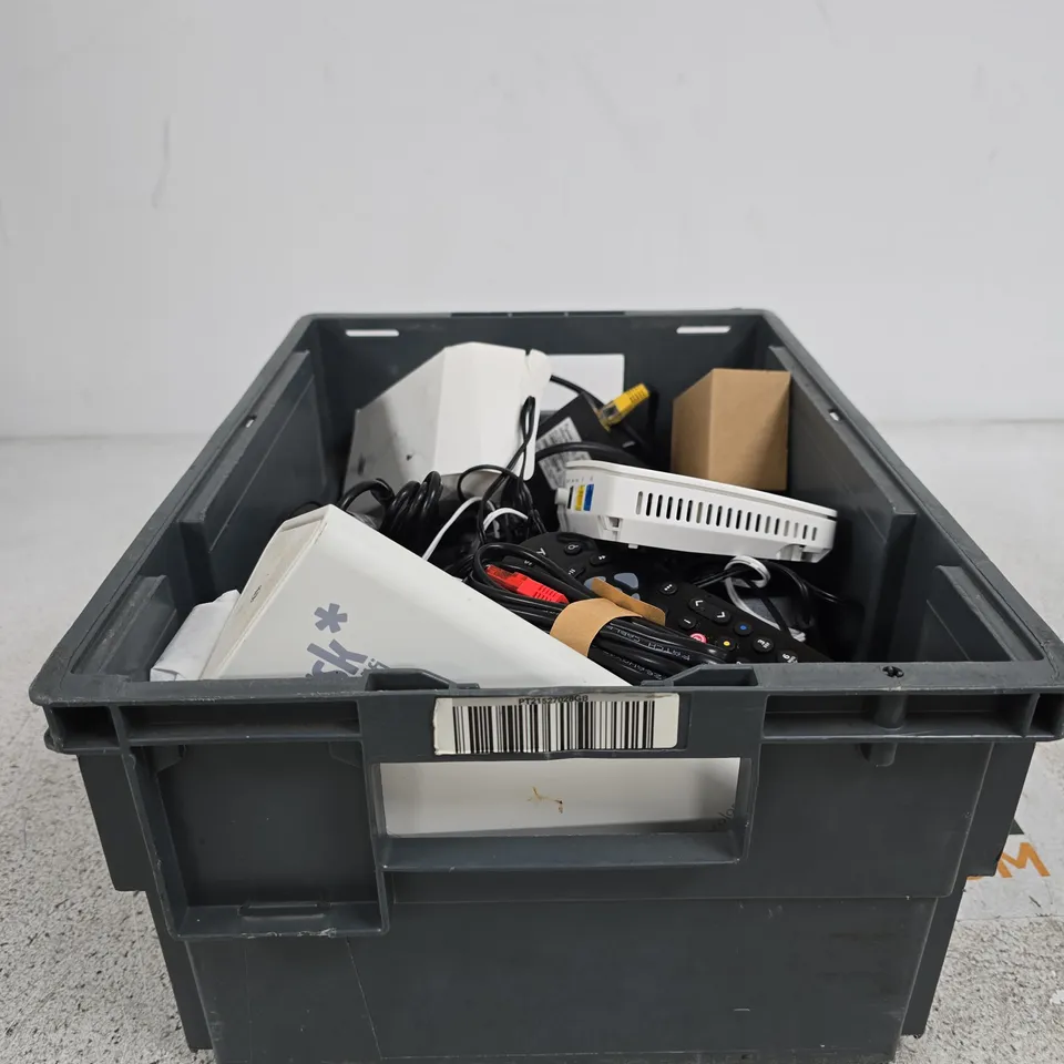TOTE OF APPROXIMATELY 18 ASSORTED HOUSEHOLD ITEMS TO INCLUDE BRSK ROUTER, INNBOX X24 SKY REMOTE, AC ADAPTER ETC