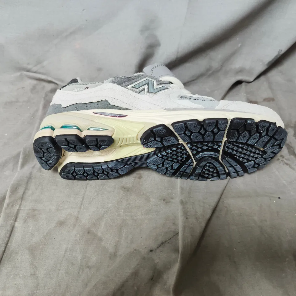 UNBOXED NEW BALANCE SNEAKERS – GREY MESH AND SUEDE RUNNING SHOES. UK SIZE 5