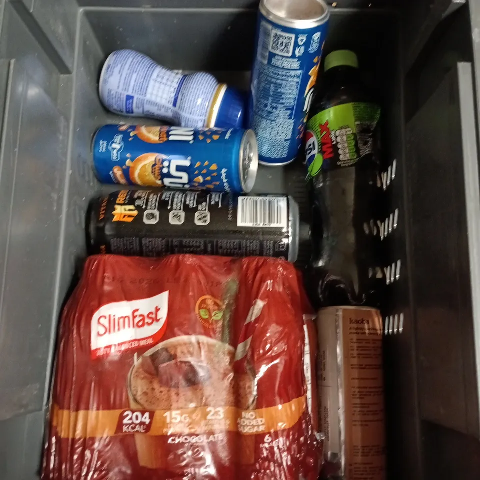APPROXIMATELY 12 ASSORTED FOOD AND DRINKS ITEMS TO INCLUDE - ROBINSONS APPLE & BLACKCURRANT SQUASH, PEPSI & LIME 500ML BOTTLE, REIGN ENERGY ORANGE DREAMSICLE ETC 