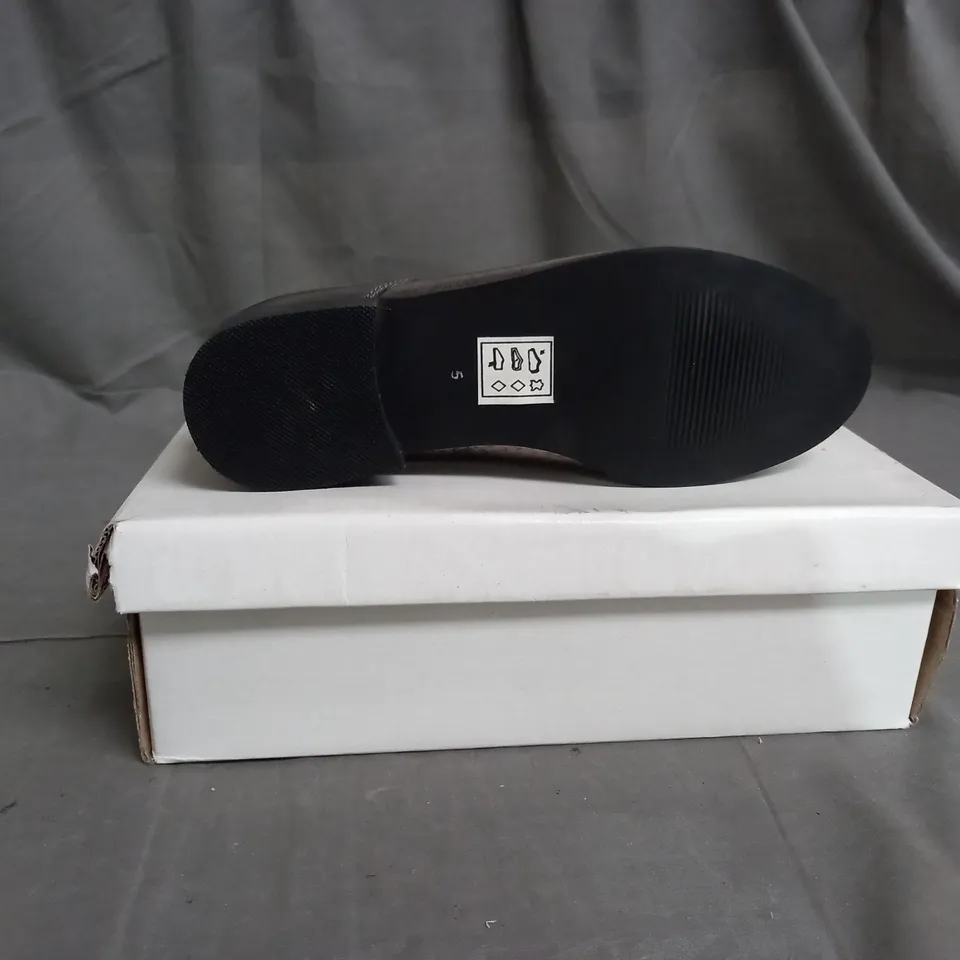 APPROXIMATELY 10 BOXED PAIRS OF METALLIC SHOES IN VARIOUS SIZES 