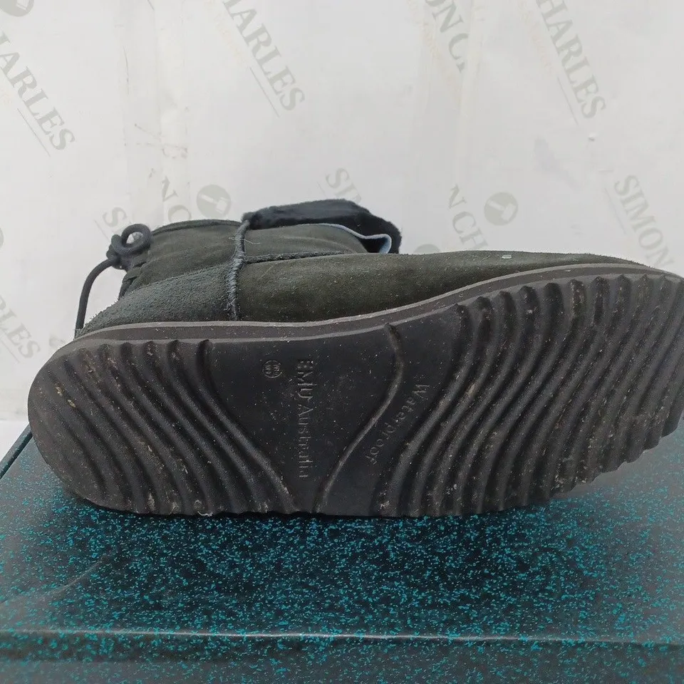 BOXED PAIR OF EMU BIRDWOOD WATERPROOF SHEEPSKIN BOOTS IN BLACK SIZE 8
