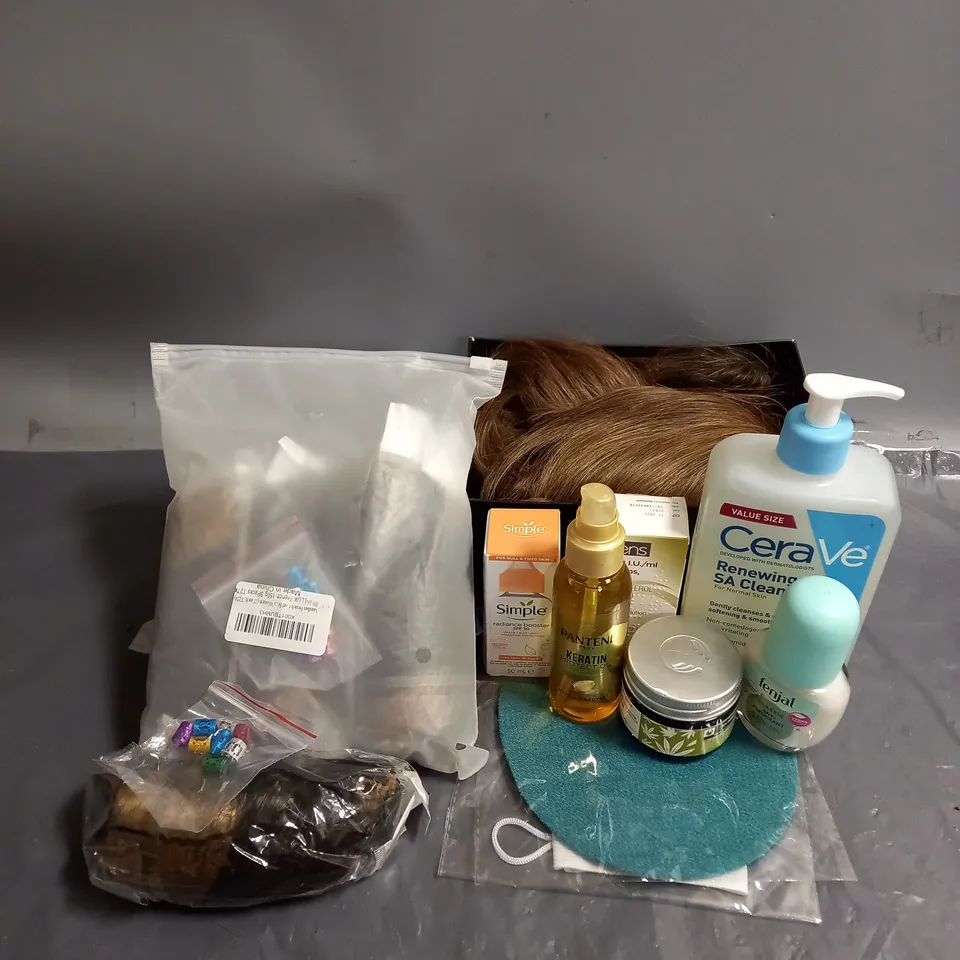 APPROXIMATELY 10 ASSORTED COSMETICS PRODUCTS TO INCLUDE - CERAVE RENEWING SA CLEANSER - PANTENE KERATIN PROTECT OIL - HAIR PIECES - ETC 