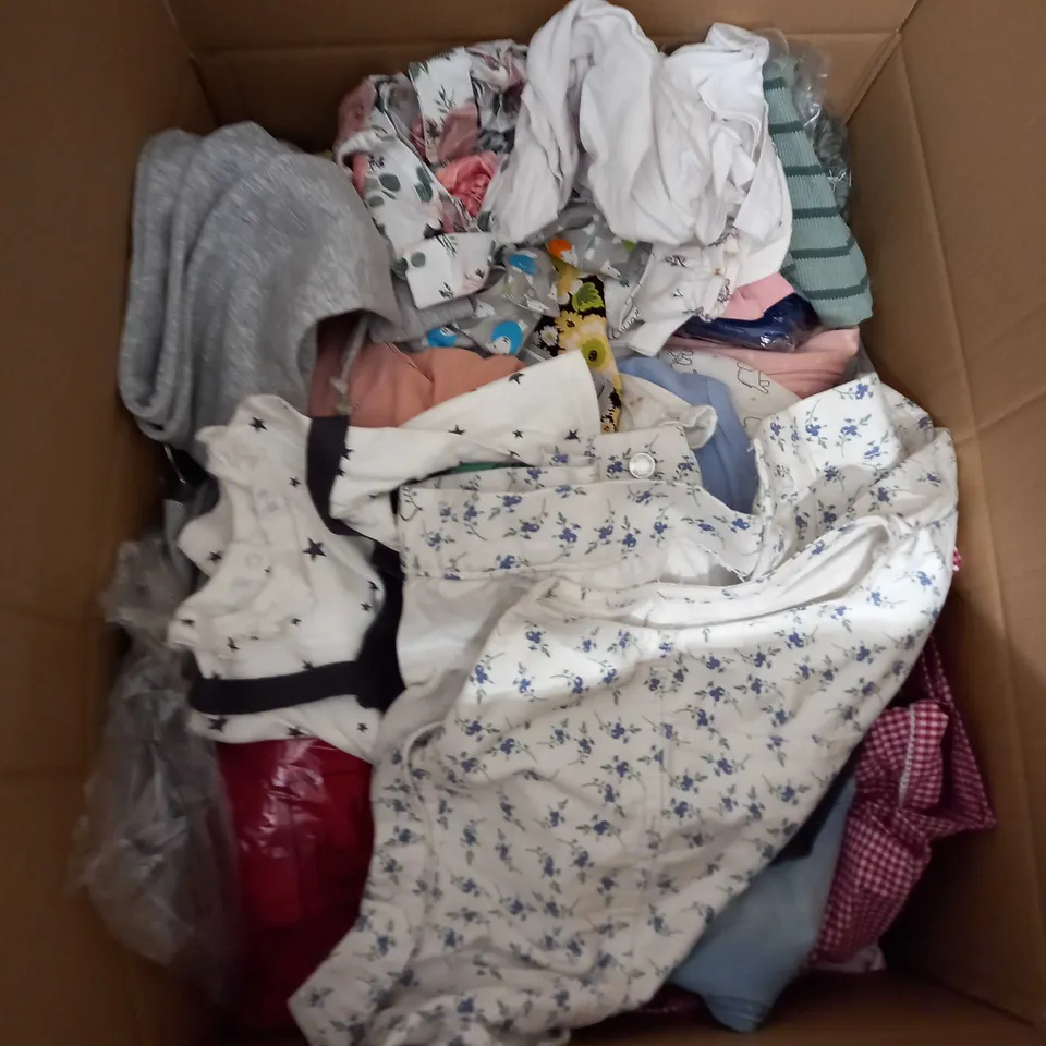 LARGE BOX OF ASSORTED KIDS CLOTHING ITEMS TO INCLUDE BAGS, BABY GROWS AND DRESSES